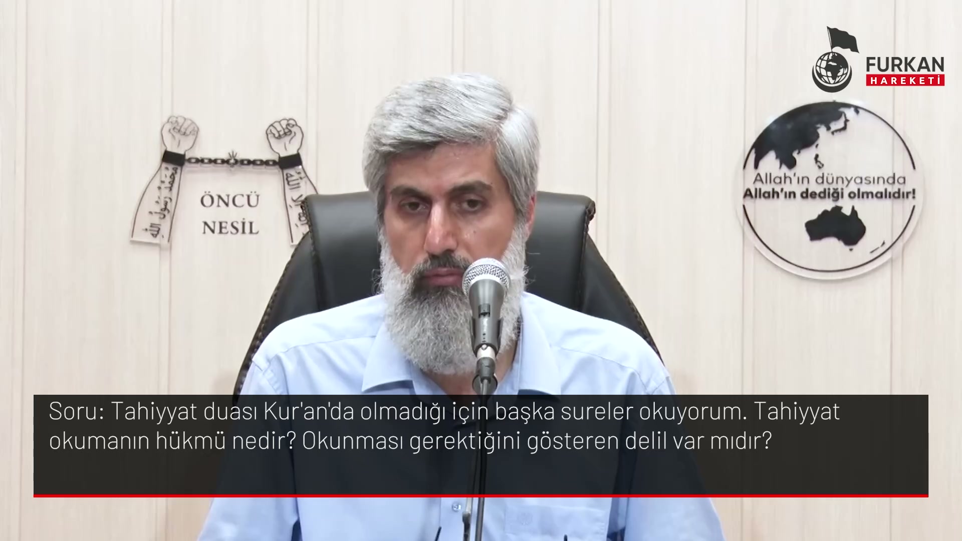 Tahiyyat duası Kur'an'da olmadığı için başka sureler okuyorum. Tahiyyat okumanın hükmü nedir? Okunması gerektiğini gösteren delil var mıdır?