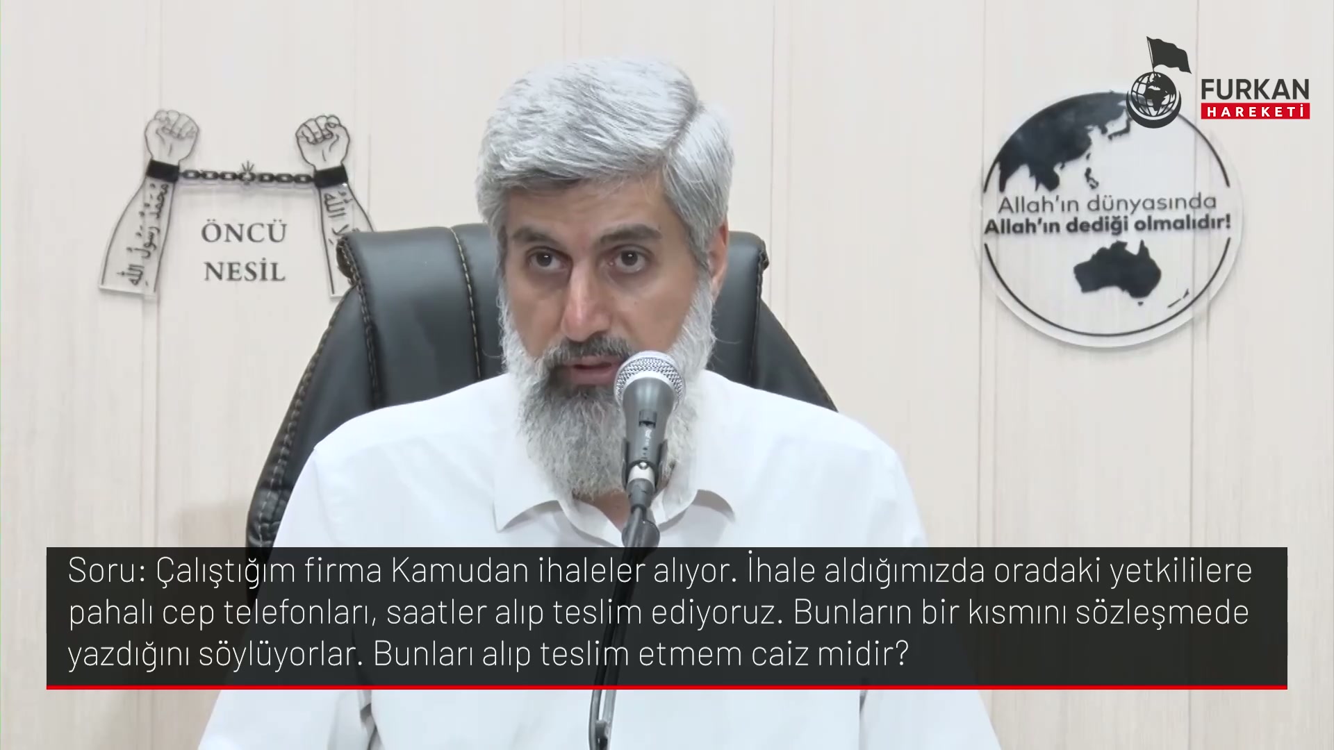 Çalıştığım firma Kamudan ihaleler alıyor. İhale aldığımızda oradaki yetkililere pahalı cep telefonları, saatler alıp teslim ediyoruz. Bunların bir kısmını sözleşmede yazdığını söylüyorlar. Bunları alıp teslim etmem caiz midir?