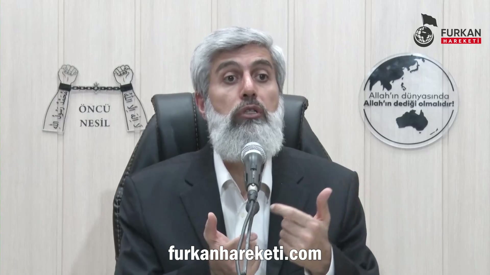 Sonsuz evreni bir Yaratıcının yarattığını düşünürsek aynı Yaratıcının insan kadar küçük bir varlıktan itaat beklemesi, insan ile uğraşması çelişki değil midir?