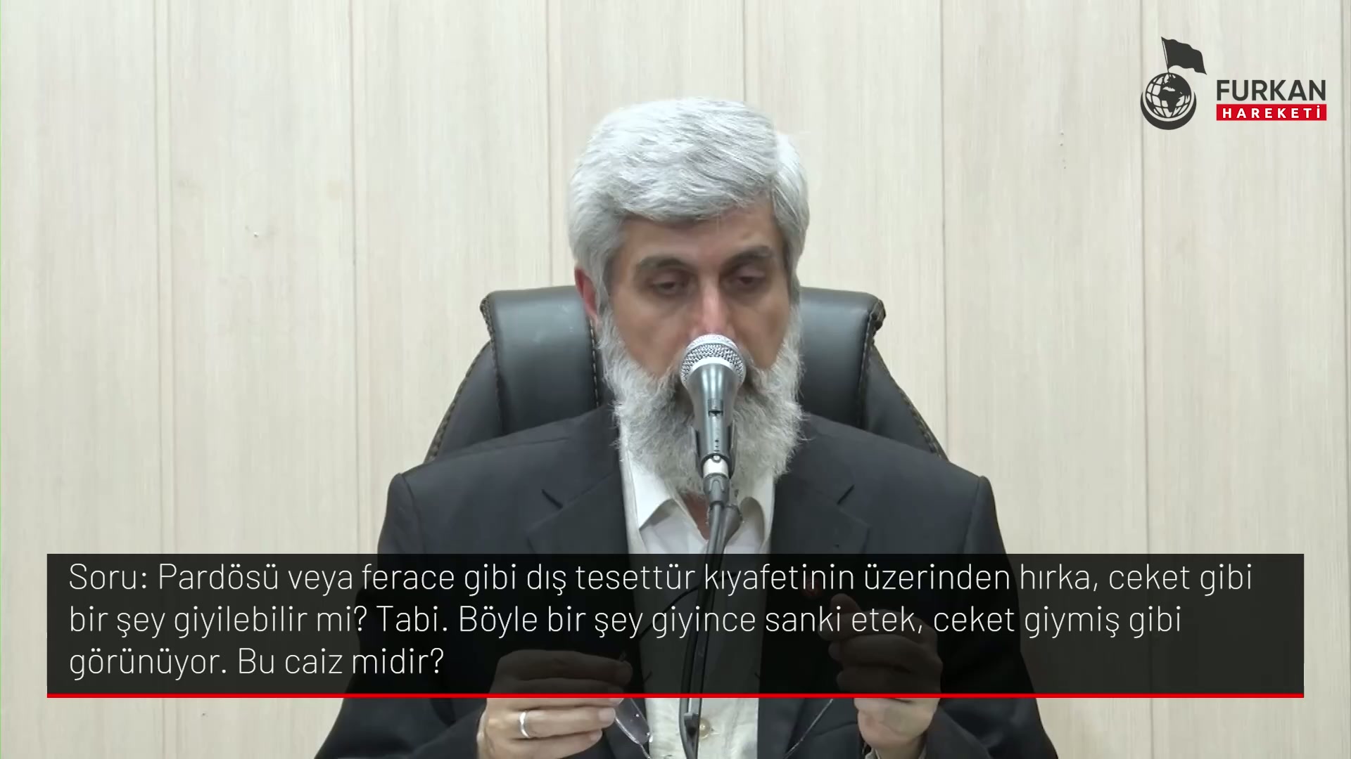 Pardösü veya ferace gibi dış tesettür kıyafetinin üzerinden hırka, ceket gibi bir şey giyilebilir mi? Tabi. Böyle bir şey giyince sanki etek, ceket giymiş gibi görünüyor. Bu caiz midir?