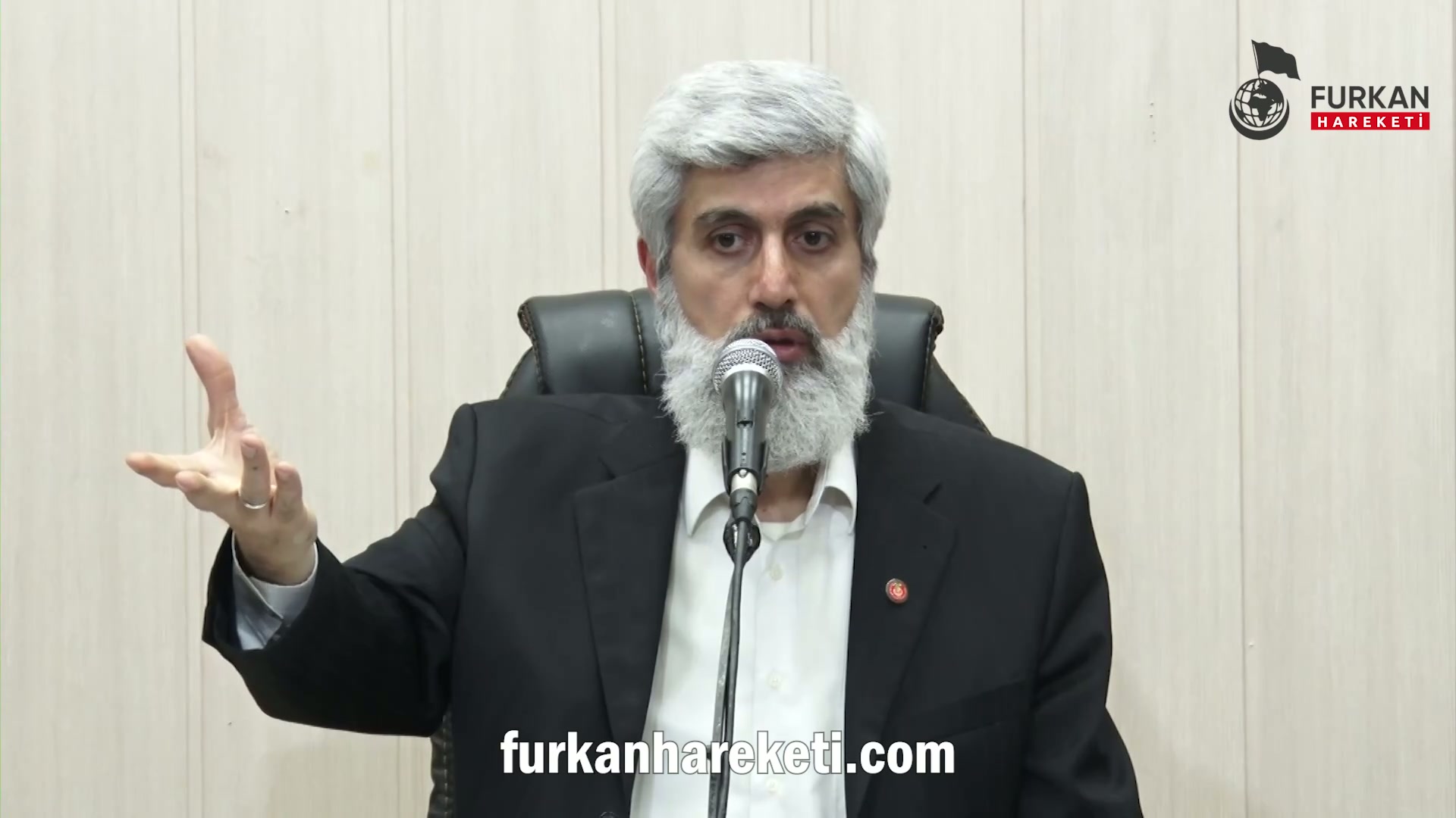 Mersin'de bir grup avukatın, cezaevinde bulunan ve sağlık sorunları yaşayan HDP Eş Genel başkan yardımcısı Aysel Tuğluk'un tahliye edilmesi talebini dile getirmek için adliye bahçesinde yapmak istediği basın açıklamasına polis sert bir şeklide müdahale etti. Avukatlara bile bu şekilde bir müdahale Türkiye'deki yargıya saygının ne boyutta olduğunu göstermez mi?