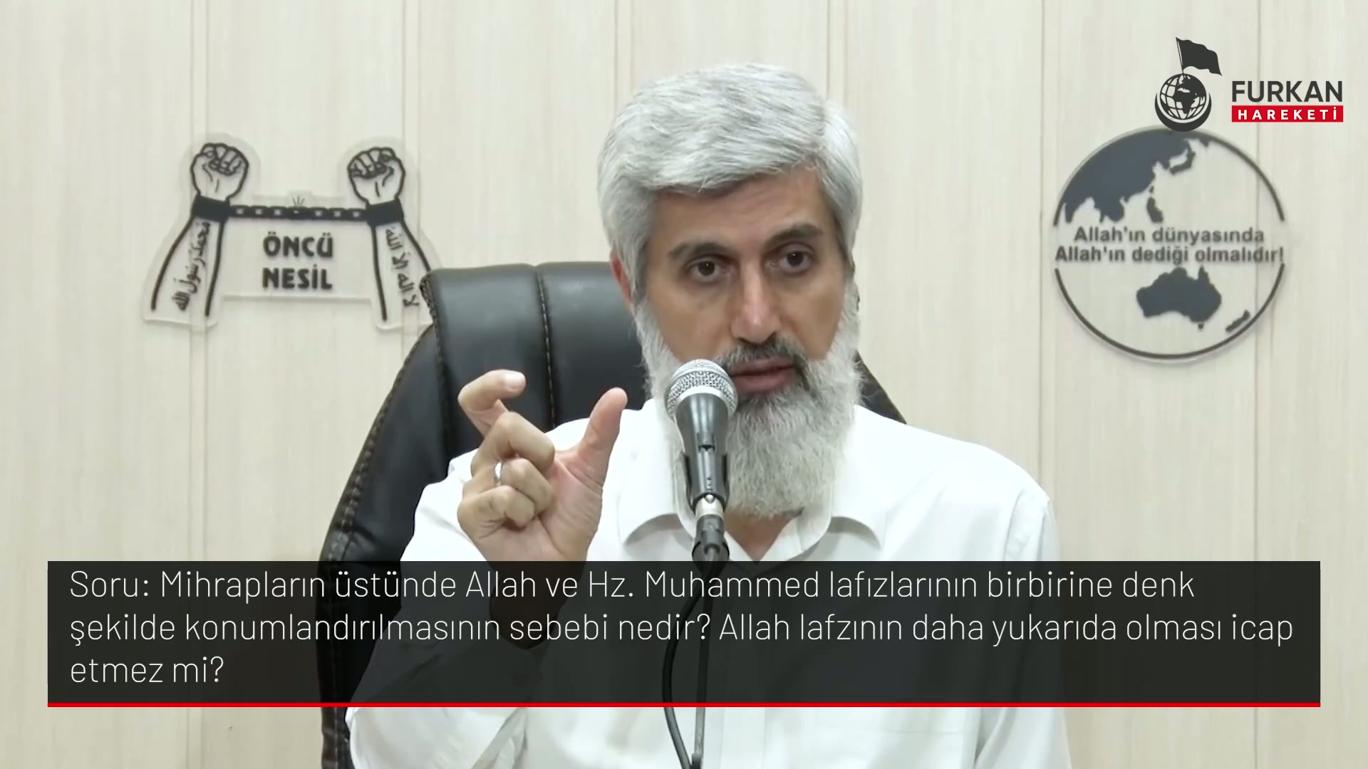 Mihrapların üstünde Allah ve Hz. Muhammed lafızlarının birbirine denk şekilde konumlandırılmasının sebebi nedir? Allah lafzının daha yukarıda olması icap etmez mi?
