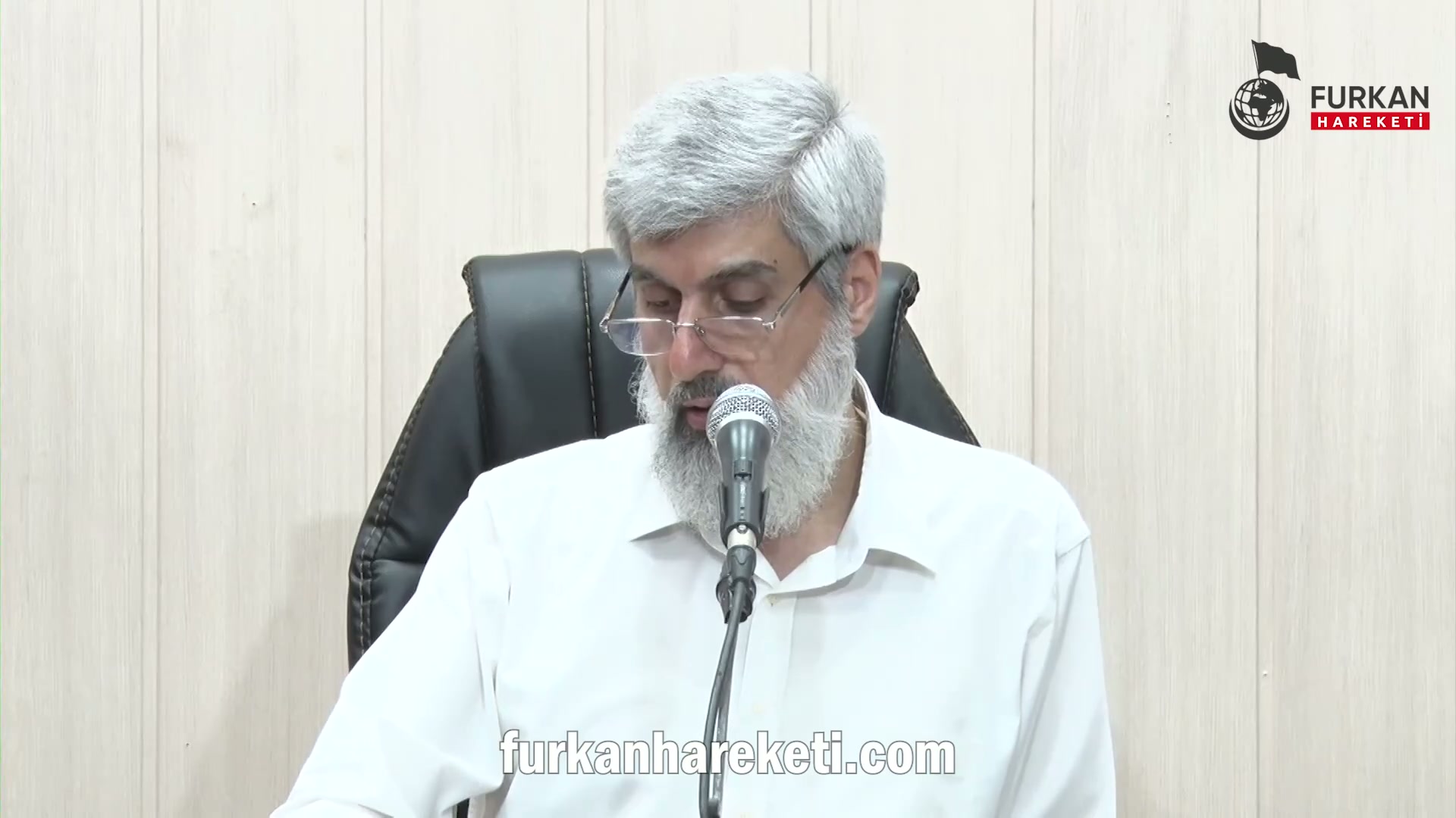 Erkek kardeşim uyuşturucu madde kullanıp aileme şiddet uyguluyor. Hatay'ın bir köyünde jandarmaları arayıp yardım istedim. Telefonda jandarmaya ailemin hayati tehlikesi olduğunu kardeşimin bazen cinnet geçirip küçük kardeşlerim dahil herkese saldırdığını söylememe rağmen gelmeleri 3 saati buldu. Ayrıca geldiklerinde: 'madde kullanması (esrar, kokain) suç değildir ancak yüklü miktarda satıyorsa suç olur ve biz suç üstü yakalarsak şlem yapabiliriz dediler. Hatta jandarma "Bizim arkadaşımız da satıyor ama az miktarda satıyor" dedi. Hem kardeşim için hem bu durum için bize ne tavsiye edersiniz?