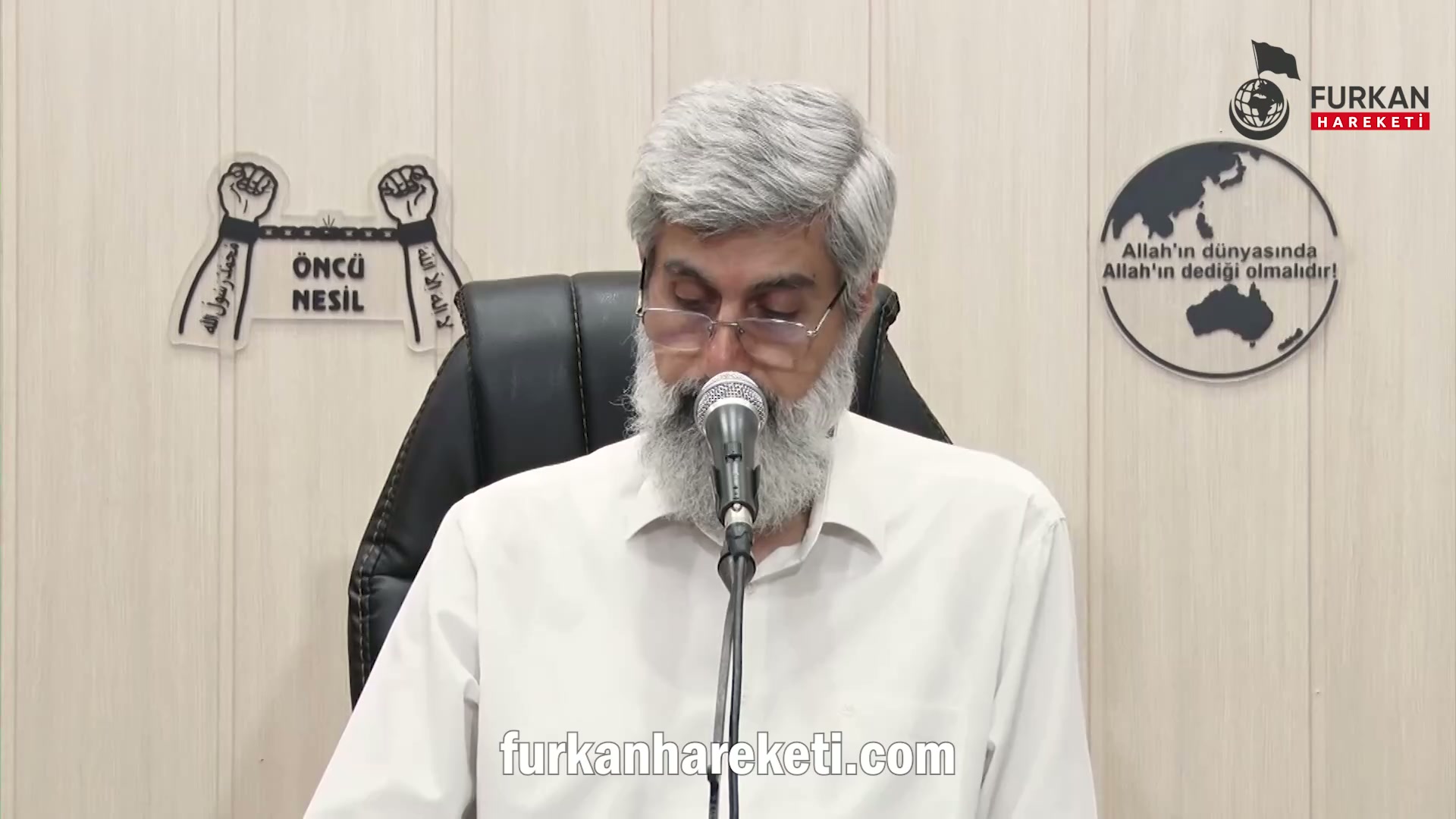 Ben Almanyada yaşıyorum. Eşim Avusturyalı ve Müslüman oldu. 8 yıldır evilyiz. 7 yıldır başını örtüyor. Babası gayrimüslim ve eşim onun fikirlerinin etkisinde kaldı. Başını açmak istediğini söyledi. Ben de 'eğer açarsan benden 1 talak boşsun dedim. Birkaç ay sonra fikri değişmeyince "başını açarsan 2 talak veriyorum dedim. Fikirden dönmeyince birkaç ay sonra eğer açarsan 3 talak veriyorum dedim. Henüz başını açmadı ama Türkçe'yi sonradan öğrendiği için benim talak verdiğimi anlamamış, halen vereceğimi sanıyormuş. İkimiz de boşanmak istemiyoruz. O an onu bu fikrinden vazgeçirmek için öfkeyle bunlan söylemiş oldum. 3 küçük çocuğumuz var eğer başını açarsa boşanmış olur muyuz?